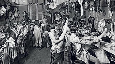 Fertig machen für den Auftritt. Die Tiller-Girls in der Berliner Scala 1927. 