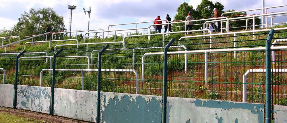 Die mit Unkraut überwucherte Stehtribüne im Sportforum Hohenschönhausen (Archivbild).