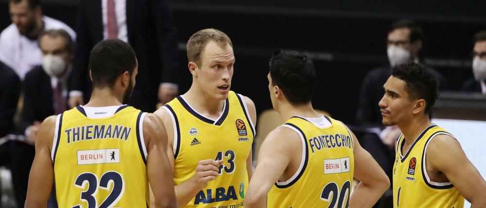 Ist wieder dabei: Luke Sikma (2. v. l.) gab am Donnerstag bei der Niederlage gegen Mailand sein Comeback.