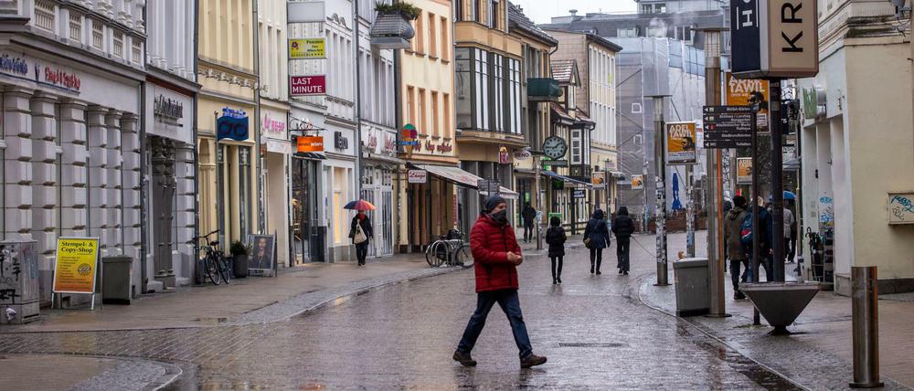 Nur wenige Passanten sind auf der Mecklenburgstraße in Schwerin unterwegs.