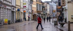 Nur wenige Passanten sind auf der Mecklenburgstraße in Schwerin unterwegs.