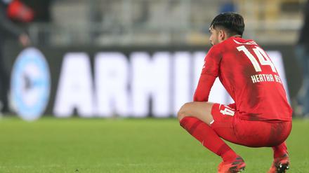 Omar Alderete kann nicht fassen, dass Hertha BSC in Bielfeld verdient 0:1 verliert. An seiner individuellen Qualität mangelt es nicht.