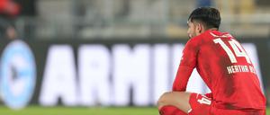 Omar Alderete kann nicht fassen, dass Hertha BSC in Bielfeld verdient 0:1 verliert. An seiner individuellen Qualität mangelt es nicht.