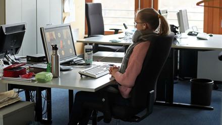 Büroarbeit: In diesem Winter arbeiten offenbar mehr Personen in Büros obwohl die Corona-Lage schlechter ist als im Frühjahr 2020 und obwohl Treffen trotzdem virtuell stattfinden.