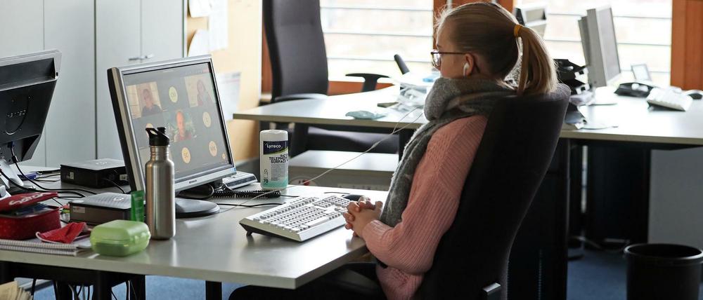 Büroarbeit: In diesem Winter arbeiten offenbar mehr Personen in Büros obwohl die Corona-Lage schlechter ist als im Frühjahr 2020 und obwohl Treffen trotzdem virtuell stattfinden.