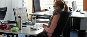 Büroarbeit: In diesem Winter arbeiten offenbar mehr Personen in Büros obwohl die Corona-Lage schlechter ist als im Frühjahr 2020 und obwohl Treffen trotzdem virtuell stattfinden.