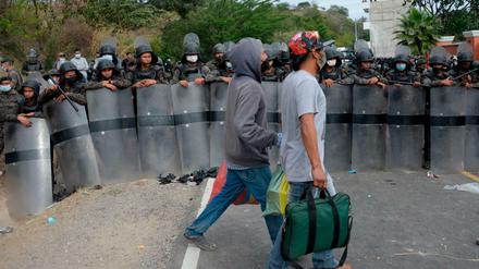 In Guatemala ist es am Wochenende zu gewalttätigen Zusammenstößen zwischen den Sicherheitskräften und Teilnehmern eines aus Honduras gestarteten Flüchtlingstrecks gekommen. 