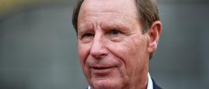Ex-Bundestrainer Berti Vogts hat angesichts der Corona-Pandemie eine sofortige Verschiebung der Fußball-Europameisterschaft gefordert.