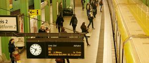 Die U5 am Bahnhof Alexanderplatz.
