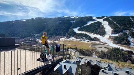 Über den Dächern des 600-Seelen-Dorfs El Tarter in Andorra: Rad-Profi Robert Gesink durfte im März letzten Jahres nur auf dem Balkon trainieren. 