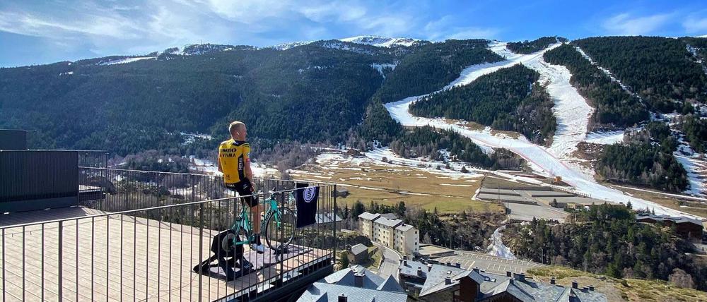Über den Dächern des 600-Seelen-Dorfs El Tarter in Andorra: Rad-Profi Robert Gesink durfte im März letzten Jahres nur auf dem Balkon trainieren.