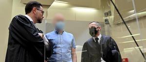 Mark S. (Mitte) erwartet an diesem Freitag das Urteil am Münchner Landesgericht II.