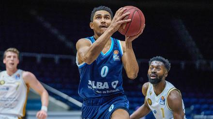 Alba Berlins Maodo Lo im Sprung: Der Point Guard erzielte am Montag (18.01.) 25,9 Sekunden die letzten Punkte des Spiels.