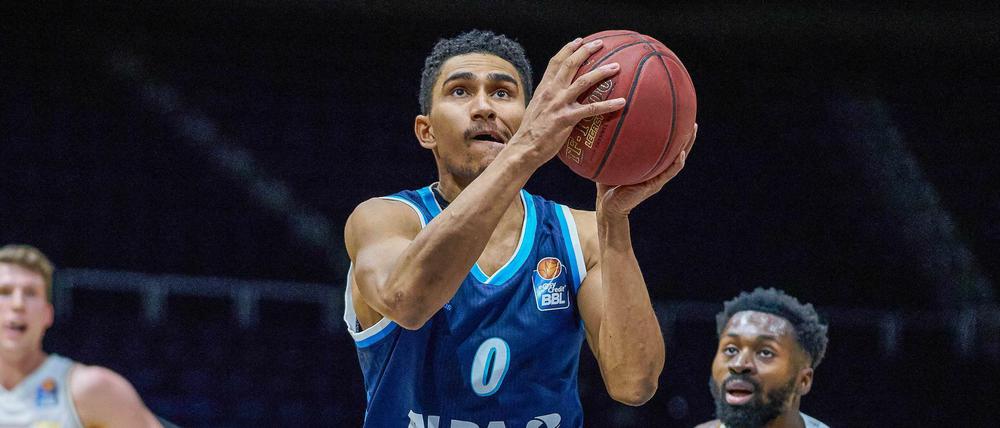 Alba Berlins Maodo Lo im Sprung: Der Point Guard erzielte am Montag (18.01.) 25,9 Sekunden die letzten Punkte des Spiels.