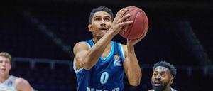 Alba Berlins Maodo Lo im Sprung: Der Point Guard erzielte am Montag (18.01.) 25,9 Sekunden die letzten Punkte des Spiels.
