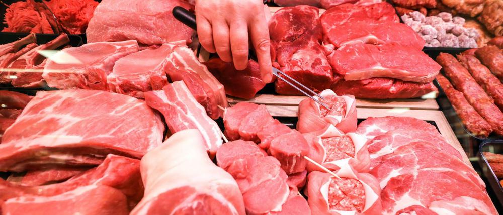 Große Auswahl: Fleisch gibt es billig im Supermarkt. 