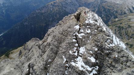 Der metergroße Spalt auf dem Gipfel des Hochvogels im Allgäu lässt in absehbarer Zukunft ein riesigen Felssturz befürchten.
