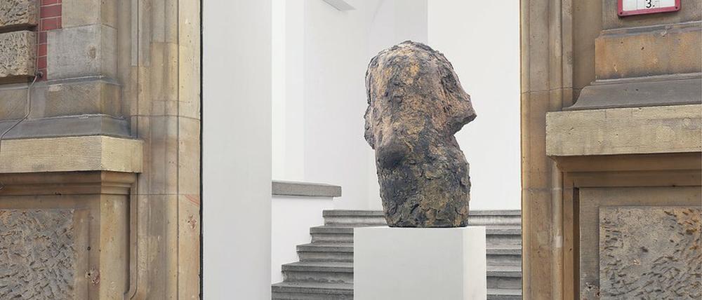 Eine unbetitelte Skulptur (1991) von Hans Josephson in der Schaufenster-Galerie der Galerie Max Hetzler.