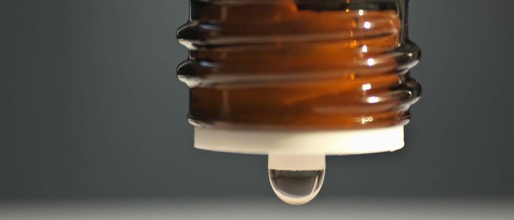Häufig in Fläschchen verkauft, wird CBD in Online-Shops als Nahrungsergänzungsmittel oder Aromaöl beworben.