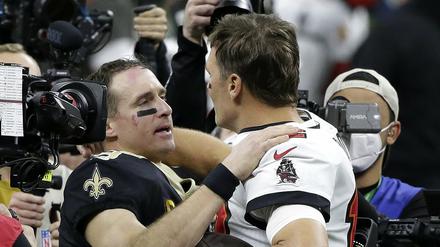 New Orleans Saints - Tampa Bay Buccaneers, 18.01.2021. Quarterback Drew Brees (links) von den New Orleans Saints spricht nach dem Spiel mit Quarterback Tom Brady von den Tampa Bay Buccaneers. 