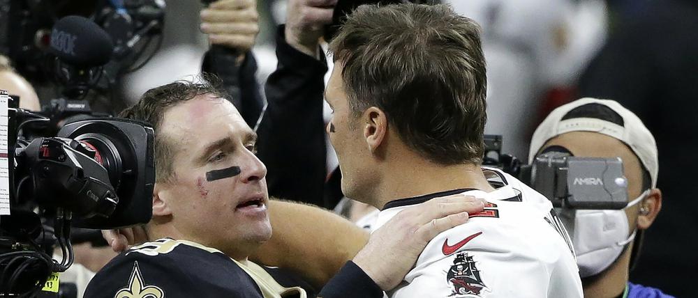 New Orleans Saints - Tampa Bay Buccaneers, 18.01.2021. Quarterback Drew Brees (links) von den New Orleans Saints spricht nach dem Spiel mit Quarterback Tom Brady von den Tampa Bay Buccaneers. 