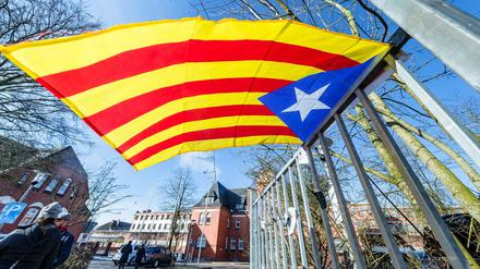Eine Estelada, die Fahne katalanischer Nationalisten, in Neumünster. Dort wurde Carles Puigdemont nach Spaniens Haftbefehl 2018 kurz inhaftiert.