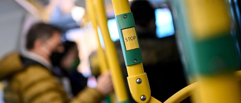 Fahrgäste fahren in einem Bus in Berlin.