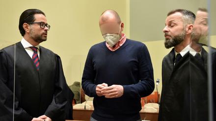 Mark S. (Mitte) hat eine Haftstrafe von vier Jahren und zehn Monaten aufgebrummt bekommen.