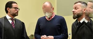 Mark S. (Mitte) hat eine Haftstrafe von vier Jahren und zehn Monaten aufgebrummt bekommen.