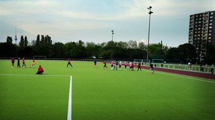 Der Fußballverein BFC Südring in Berlin-Kreuzberg beim Training vor den coronabedingten Einschränkungen. Wann ein Training wieder möglich sein wird, steht derzeit nicht fest.