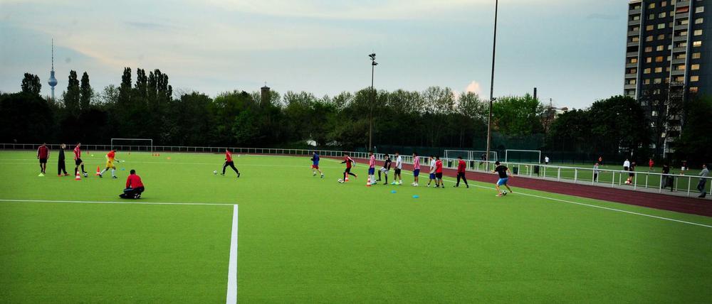 Der Fußballverein BFC Südring in Berlin-Kreuzberg beim Training vor den coronabedingten Einschränkungen. Wann ein Training wieder möglich sein wird, steht derzeit nicht fest.