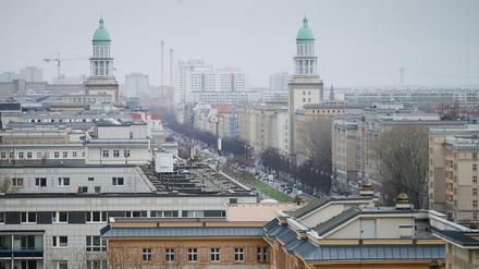 Die Karl-Marx-Allee mit den Turmbauten Hermann Henselmanns.