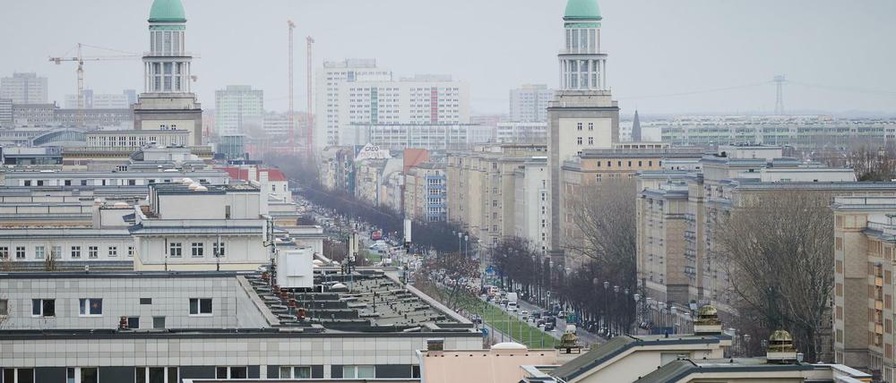 Die Karl-Marx-Allee mit den Turmbauten Hermann Henselmanns.