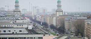 Die Karl-Marx-Allee mit den Turmbauten Hermann Henselmanns.