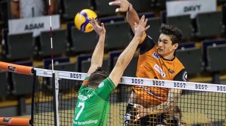 Stark am Netz. Berlins Davy Moraes (r) spielt den Ball vorbei an Simeon Topuzliev von TSV Unterhaching. 