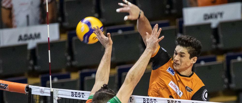Stark am Netz. Berlins Davy Moraes (r) spielt den Ball vorbei an Simeon Topuzliev von TSV Unterhaching. 