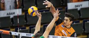 Stark am Netz. Berlins Davy Moraes (r) spielt den Ball vorbei an Simeon Topuzliev von TSV Unterhaching. 