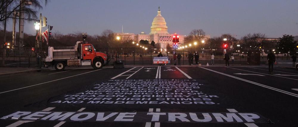Festung Washington: Auf einer Straße nahe des abgeriegelten Kapitols wird Trumps Absetzung gefordert.
