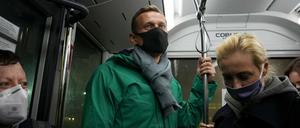 Der Kremlgegner Alexej Nawalny (M) und seine Ehefrau Julia (r) im Bus am Flughafen Moskau-Scheremetjewo.
