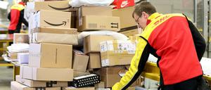 Und wieder zurück: Ein DHL-Mitarbeiter sortiert Pakete in der Zustellbasis der Deutschen Post. 