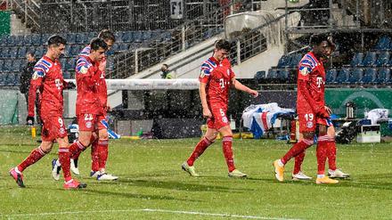Früher Abgang im Pokal: Die Spieler des FC Bayern verlassen den Rasen in Kiel. 