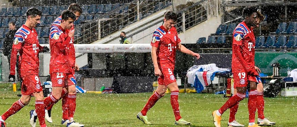 Früher Abgang im Pokal: Die Spieler des FC Bayern verlassen den Rasen in Kiel.