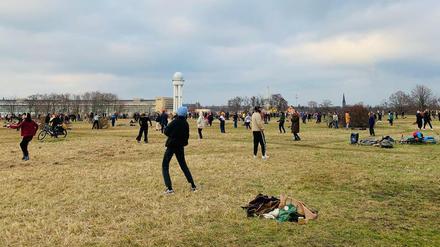 Gruppen dürfen sich nicht mehr treffen - manche finden Wege, es doch zu tun, wie hier auf dem Tempelhofer Feld.