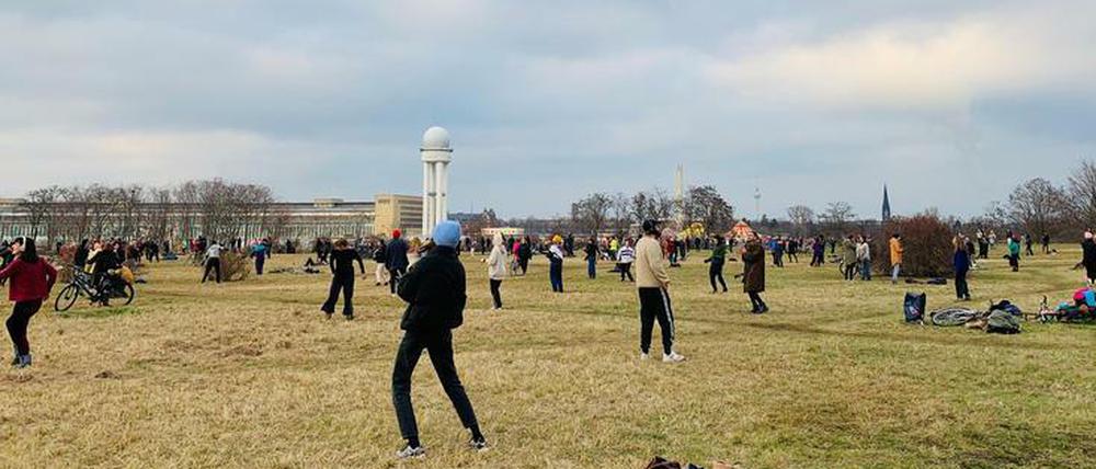 Gruppen dürfen sich nicht mehr treffen - manche finden Wege, es doch zu tun, wie hier auf dem Tempelhofer Feld.