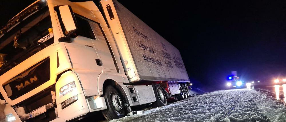 Ein Lkw steht auf der A9 zwischen den Anschlüssen Niemegk und Klein Marzehns nach einem Unfall im Straßengraben.