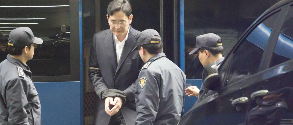 Der Erbe der Technologiekonzern Samsung, Jay Lee, ist in Südkorea wegen Bestechung zu zweieinhalb Jahren Haft verurteilt worden.