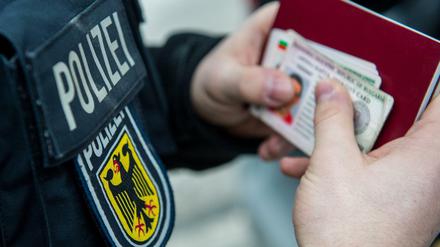 Kontrolle von Ausweisen bei Ermittlungen gegen Schleuser (Archivbild) 