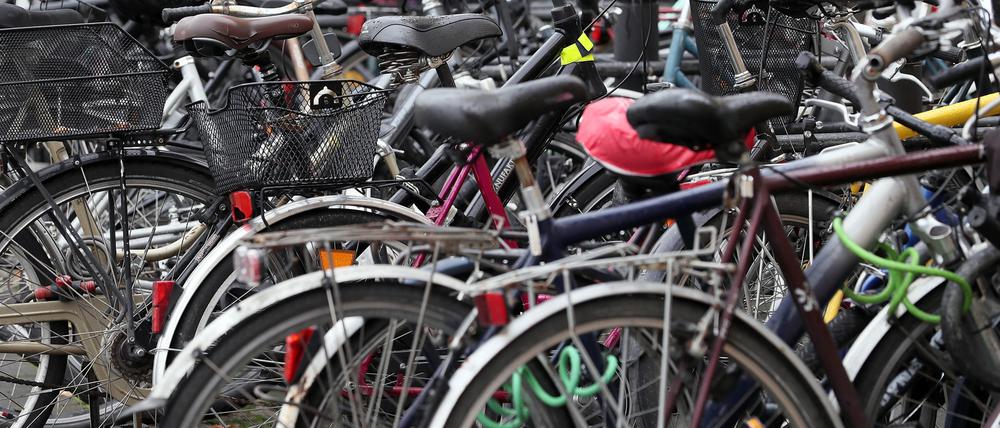 In einem Radparkhaus können Räder sicherer untergebracht werden, als im Freien.