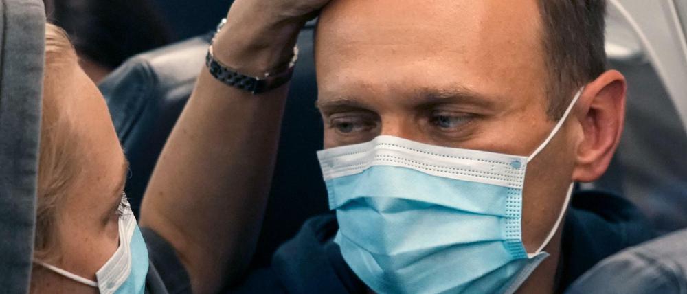 Alexej Nawalny und seine Ehefrau Julia im Flugzeug nach Moskau 