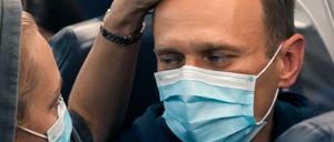 Alexej Nawalny und seine Ehefrau Julia im Flugzeug nach Moskau